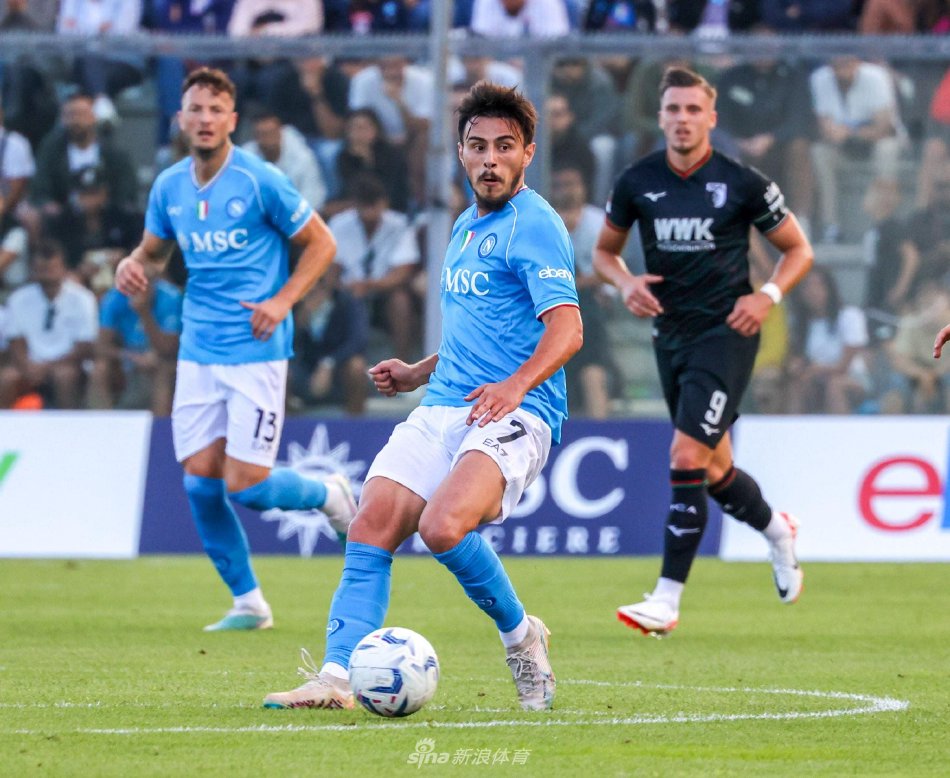 据俱乐部很 据俱乐部很